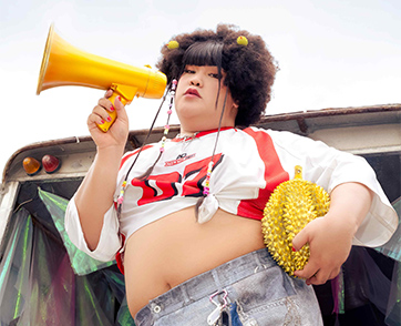 แซ่บซี๊ดจัดจ้านถึงใจ! PITTA P. จาก TAKHLI GANG แรปไฟลุกในเพลงใหม่ “หมอนทอง” สมฐานะแรปเปอร์รวบตึงขมวดจึ้งปึ้งแห่งยุค